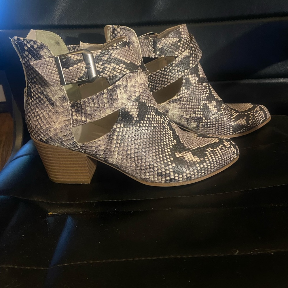 Women’s faux Snakeskin Booties Fergalicious Charley Size 8.5 by Fergie